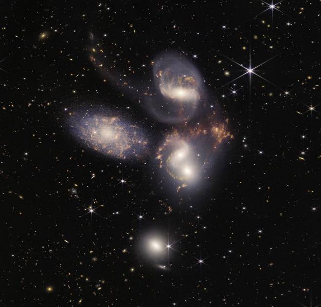 '제임스 웹 우주망원경'이 포착한 '스테팡의 오중주(Stephan's Quintet)'. NASA 제공