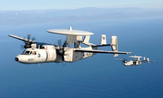 E-2C 호크아이(Hawkeye). E-2 호크아이는 레이더로 항공모함에서 멀리 떨어져 있는 적기나 수평선 너머에서 저공 비행하며 날아드는 적기를 사전에 탐지하는 목적으로 설계됐다. 수백Km 밖의 적기를 탐지해 아군에게 알려주는 임무를 수행하고 직접 싸우기 위한 무기는 전혀 갖추고 있지 않다. E-2 호크아이는 E-2A, E-2B, E-2C, E-2D 등이 있으나 기본적인 외형은 거의 같고 내부의 레이더나 기타 전자장비만 업그레이드해 성능을 보완했다. A에서 D로 갈수록 더 나중에 나온 버전으로 성능 역시 대폭 향상됐다. 사진=미 해군(US Navy)