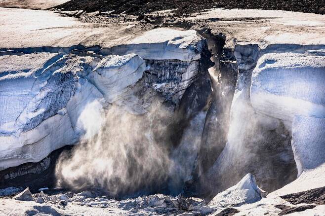 지나친 육식과 축산은 현재 인류가 당면한 과제인 기후위기에 악영향을 준다. 2022년 7월17일 그린란드의 빙하가 녹아 배핀만(灣)으로 쏟아지고 있다. AFP 연합뉴스