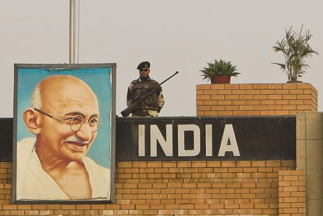 간디 초상화가 인도 국경 지역에 걸려있다. 게티이미지뱅크