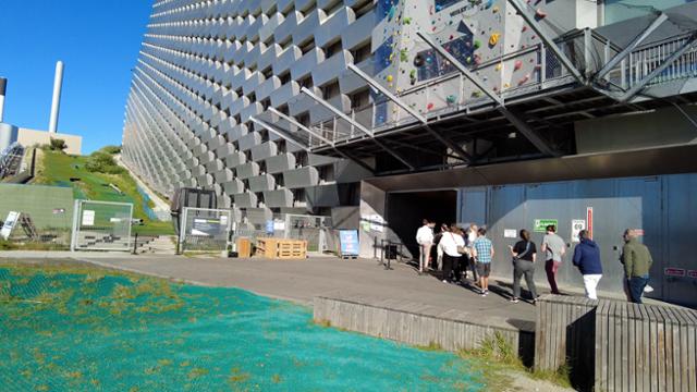 코펜하겐 재즈페스티벌이 열리던 지난달 10일 오후 공연장소인 폐기물 소각장 코펜힐 앞에 사람들이 줄 지어 서있다. 신혜정 기자