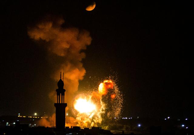이스라엘군이 5일(현지시간) 오후 팔레스타인 가자지구를 폭격하고 있다. 가자=AFP 연합뉴스