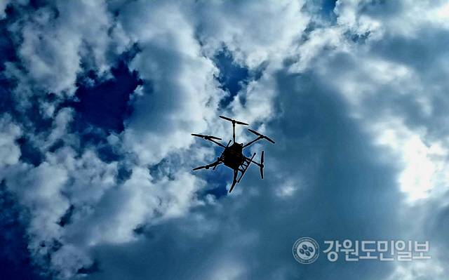 ▲ 지난 3일 망상해수욕장 북쪽 끝자락에 위치한 망상오토캠핑리조트 앞 해변 데크에 마련된 ‘드론배송존’애서 디스이즈엔지니어링의 ‘드론음식배송서비스’가 운영되고 있는 가운데, 한 가족으로부터 치킨 주문을 받은 드론이 배달을 위해 치킨을 싣고 망상상가 뒷편 공터에서 출발, 망상해안가 70m 상공을으로 날아올라 망상오토캠핑리조트까지 1.5km 구간을 비행하고 있다.