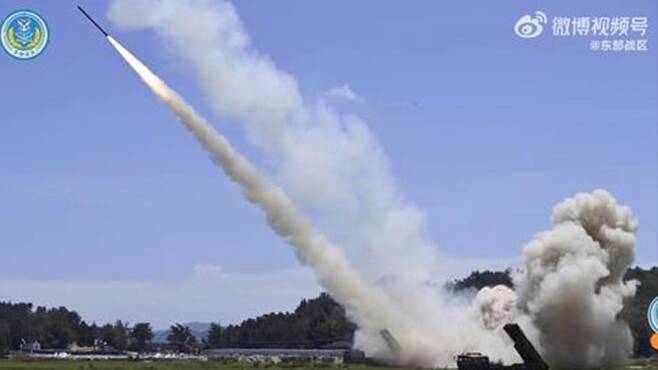 ▲대만 주변 바다로 다연장로켓 발사하는 중국군 이동발사대 사진: 연합뉴스