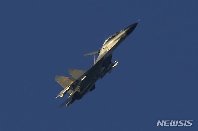 [AP/뉴시스 자료사진]중국 공군 J-11 전투기가 5일 대만과 가장 가까운 중국 본토 지점인 푸젠성 핑탄현 상공을 비행하고 있다. 2022.8.5.