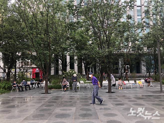 6일 서울 광화문광장에 조성된 녹지 사이에 마련된 휴식공간에서 방문객들이 의자에 앉아 대화를 나누고 있다. 이은지 기자