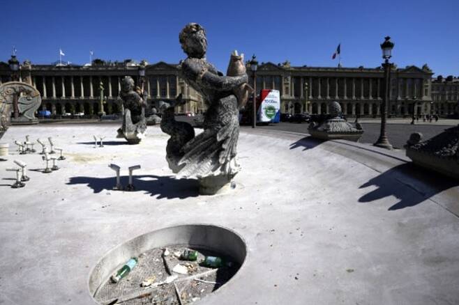 지난 3일(현지시간) 프랑스 파리 콩코르드 광장의 분수가 가동을 중단해 텅 빈 분수대 안이 쓰레기로 채워진 모습. 파리=AP연합뉴스