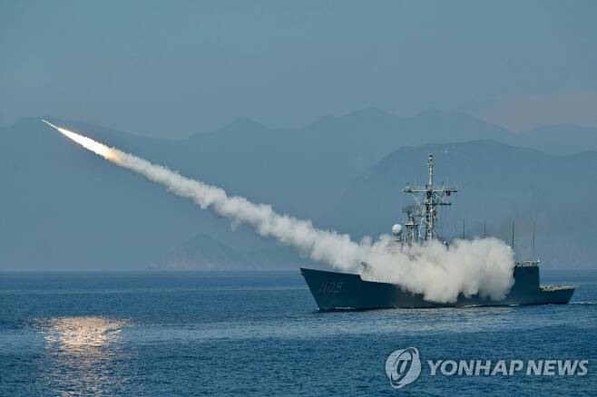 미사일을 발사하는 대만 해군 호위함 AFP=연합뉴스)