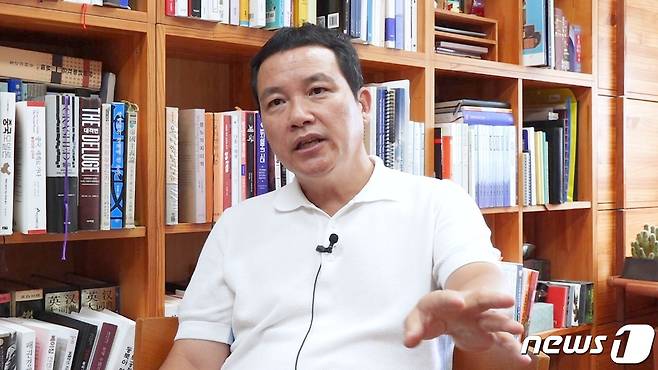 '짱개주의의 탄생' 저자 김희교 교수가 4일 연구실에서 뉴스1과 인터뷰 하고 있다. ⓒ 뉴스1