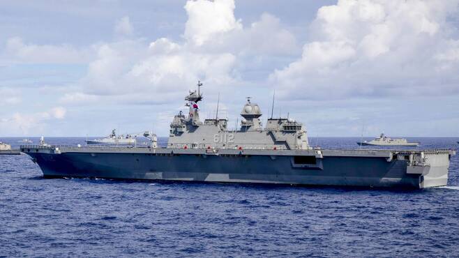 하와이 근해에서 실시된 림팩(환태평양훈련) 2022 훈련에 참가한 해군 대형상륙함 마라도함이 태극기를 휘날리며 다국적 함정들과 함께 항해하고 있다. /미 국방부 영상 캡처