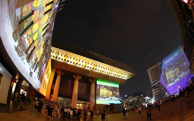 ‘광화문 광장 빛모락(樂)’ 개장 행사가 열린 6일 세종문화회관 외벽에 미디어 파사드가 펼쳐지고 있다. 공동취재사진