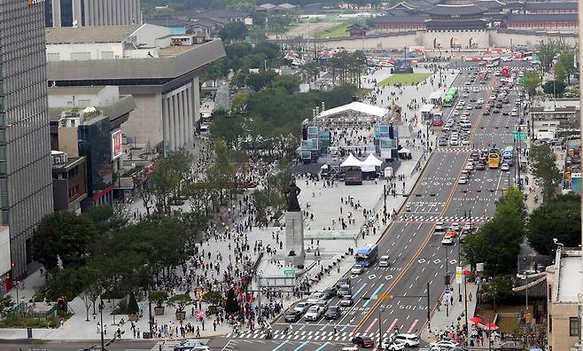 6일 오후 많은 시민들이 서울 광화문광장을 찾아 거닐고 있다. 강창광 선임기자