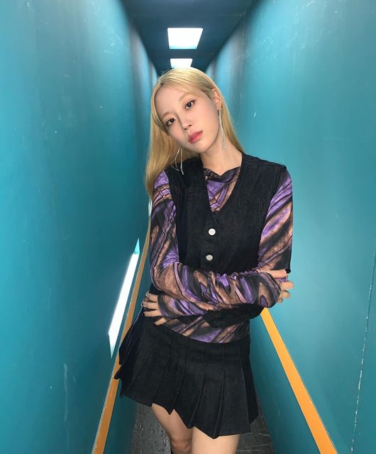 Group KARA member Heo Young is spurring preparations for a comeback.On the 7th, Heo Young posted a picture through his instagram.In the posted photo, Heo Young is posing in a narrow corridor and taking pictures.Heo Young, who looks at the camera with intense eyes, showed her Pretty and Charisma and caught her eye at once.Heo Young showed off her sleek leg line with a short skirt, with a lean body and a slender jawline as if she had lost a lot of weight.Nicole has mentioned the KARA complete comeback, and the youngest Heo Young is preparing for it.Meanwhile, Heo Young is appearing on tvN comedy big league.