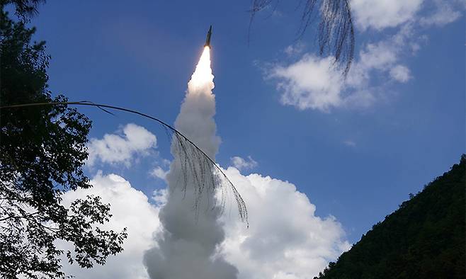 중국 인민해방군 동부전구 사령부의 로켓군이 지난 4일 대만 동부 해역의 지정된 해역을 향해 장거리 탄도 미사일을 발사하고 있다. 난징=신화연합뉴스
