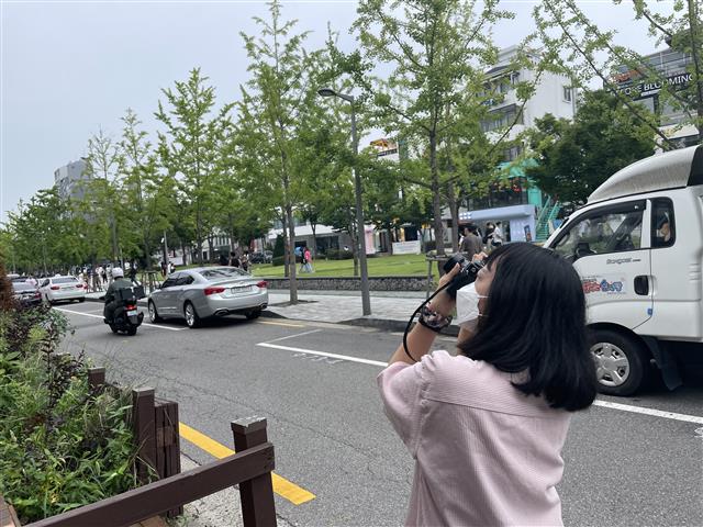 소셜네트워크서비스(SNS)에 필름카메라로 찍은 풍경 사진을 올리는 청각장애인 김보경씨가 서울 마포구 연남동의 한 카페 앞에서 사진을 촬영하고 있다. 김혜균 기자