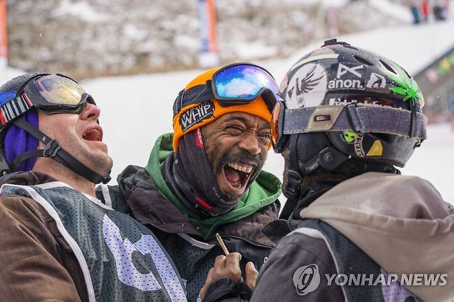 레소토 아프리스키 리조트에서 열린 스키 대회에 참석한 런던 출신 남성(가운데)의 웃음. [AP=연합뉴스 자료사진. 재판매 및 DB 금지]