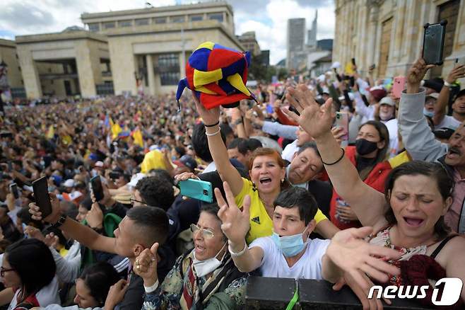 콜롬비아 보고타에서 7일(현지시간) 구스타보 페트로 신임 대통령의 취임 연설을 듣기 위해 볼리바르 광장에 수십만 인파가 모였다. 2022. 8. 7. ⓒ AFP=뉴스1 ⓒ News1 최서윤 기자