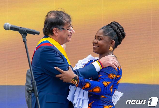 구스타보 페트로(왼) 콜롬비아 신임 대통령과 프란시아 마르케스 신임 부통령이 7일(현지시간) 보고타 볼리바르 광장에서 공식 취임했다. 2022. 8. 7. ⓒ AFP=뉴스1 ⓒ News1 최서윤 기자