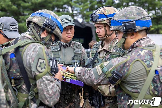강원도 인제 육군과학화전투훈련단(KCTC)에서 한미 장병들이 작전토의를 하고 있다. (육군 제공) 2022.7.18/뉴스1