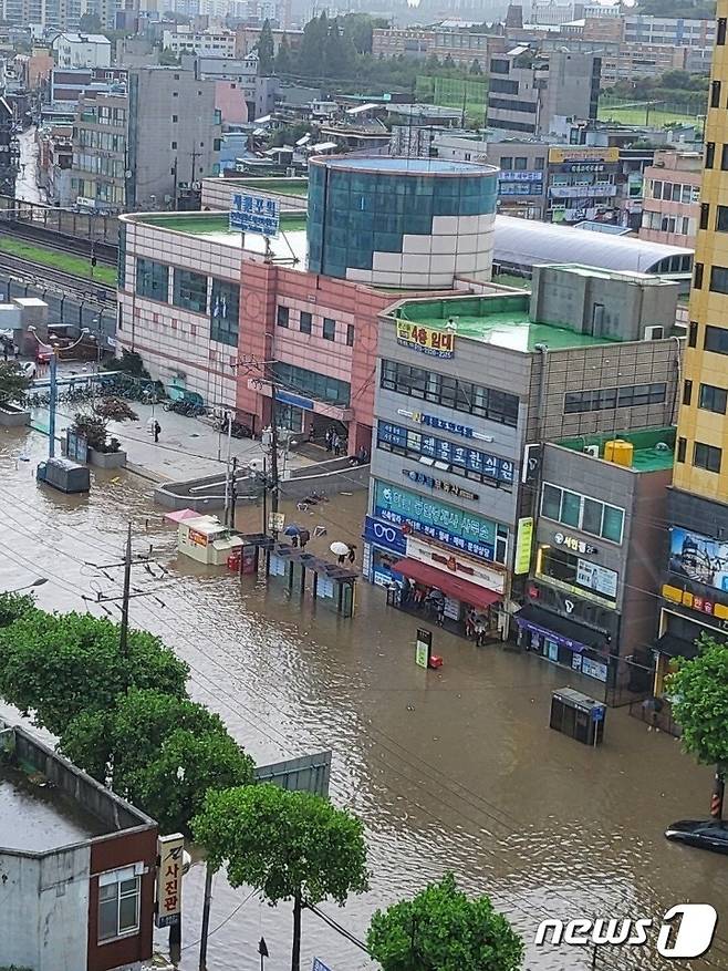8일 오후 인천 미추홀구 제물포역 인근 도로가 폭우에 잠겨있다. (독자 제공) 2022.8.8/뉴스1