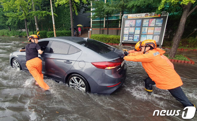 폭우가 내린 8일 인천시 미추홀구 용현동의 한 거리에 차량이 침수돼 소방대원들이 안전조치를 하고 있다. (인천소방본부 제공) 2022.8.8/뉴스 ⓒ News1 정진욱 기자