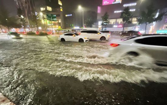 폭우에 잠긴 도로. [출처=연합뉴스]