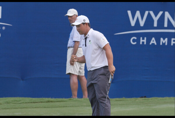 2022년 미국프로골프(PGA) 투어 윈덤 챔피언십 우승을 차지한 김주형 프로가 최종라운드 18번 홀에서 퍼트로 우승을 확정하는 모습이다. 사진제공=PGA투어가 제공한 영상 캡처