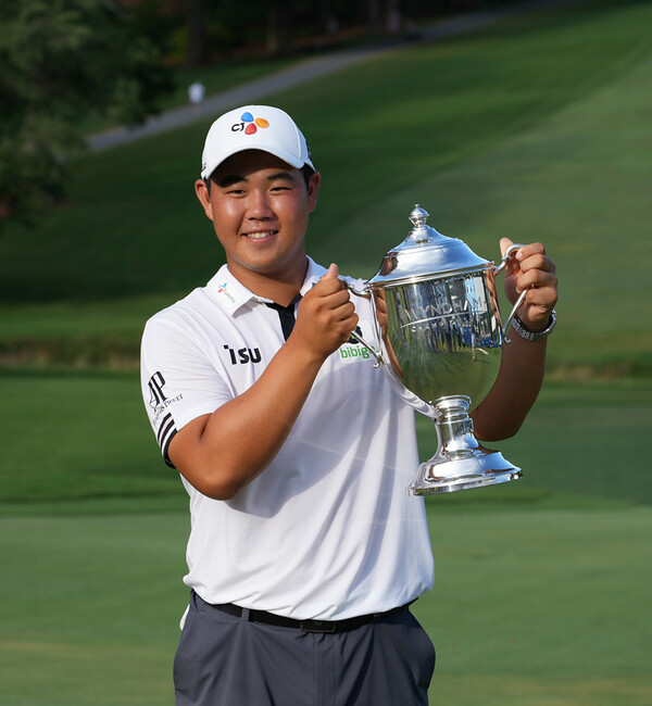 2022년 미국프로골프(PGA) 투어 윈덤 챔피언십 우승을 차지한 김주형 프로가 우승 트로피를 들고 있다. 사진제공=PGA투어
