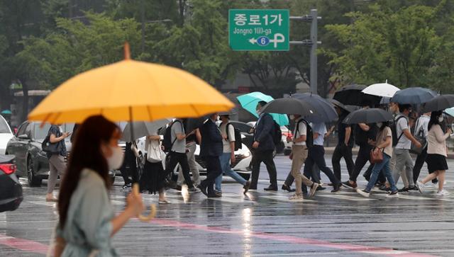 전국 곳곳에 비소식이 찾아온 3일 오전 서울 종로구 광화문 네거리에서 우산을 쓴 시민들이 출근길 발걸음을 재촉하고 있다. 뉴스1