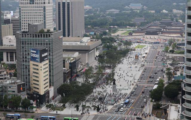 7일 재개장한 광화문광장을 찾은 시민들이 즐거운 시간을 보내고 있다. 연합뉴스