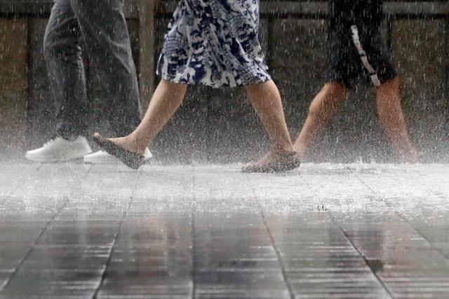8일 서울 을지로입구역 인근에서 시민들이 쏟아지는 비를 피해 발걸음을 재촉하고 있다. 뉴시스