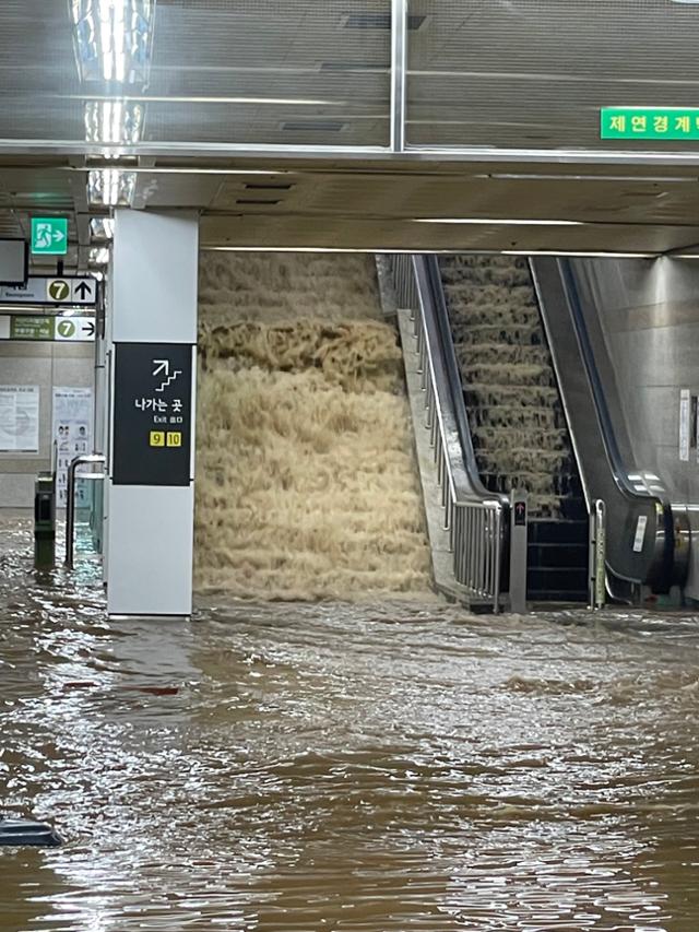 8일밤 서울지하철 7호선 이수역에 빗물이 들이차고 있다. 연합뉴스