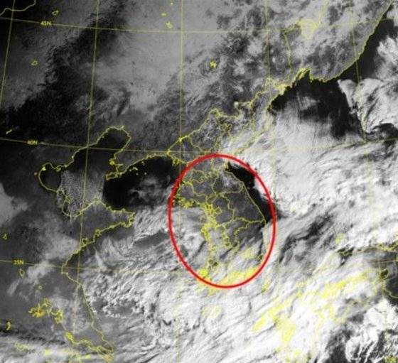 가시광선에서는 구름이 두꺼우면 더 하얗고 밝게 보이는 특성을 이용해 위성영상을 관측한다. 사진은 적설 위성영상 장면.