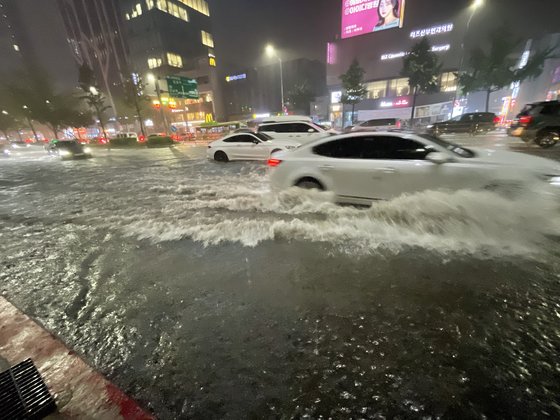 8일 밤 서울 강남구 신사역 일대 도로가 물에 잠겨 있다. 연합뉴스