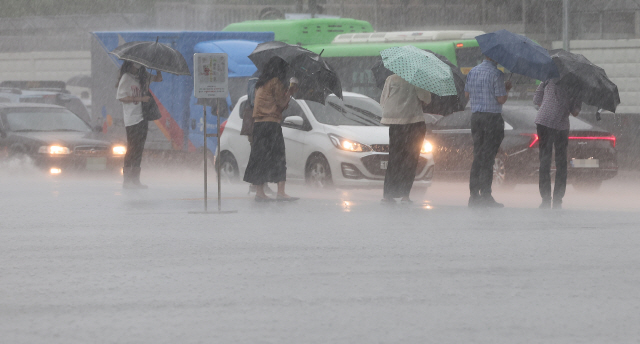 ▲ 빗속의 사람들 많은 비가 내린 8일 우산을 쓴 시민들이 서울 광화문광장을 지나고 있다. [연합뉴스]