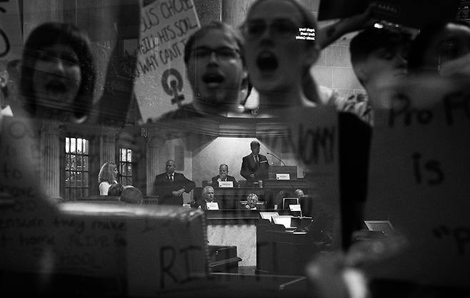 여성의 임신중단권리 인정을 요구하는 미국 시민들이 7월 25일(현지시간) 인디애나주 인디애나 폴리스의 국회의사당에서 열린 인디애나주 상원 회의 동안 구호를 외치고 있다. 게티이미지