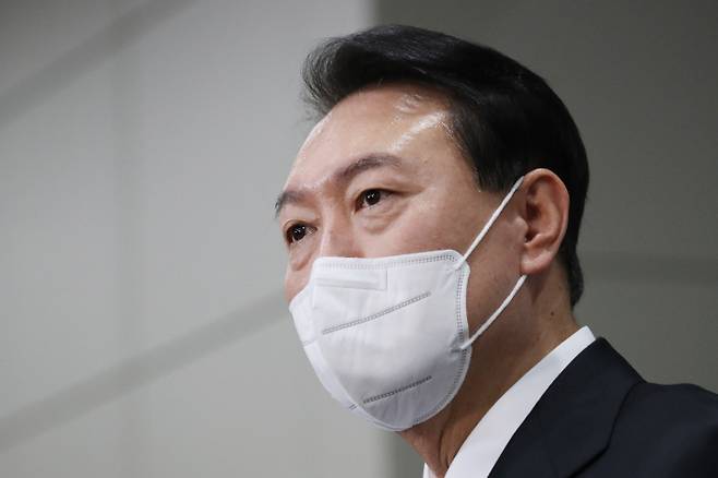 여름휴가를 마친 윤석열 대통령이 8일 서울 용산 대통령실 청사로 출근, 기자들과 약식 인터뷰를 하고 있다. 연합뉴스