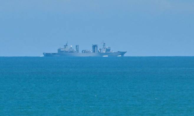 중국의 대만 포위 군사훈련 이틀째인 지난 5일 중국 군함이 대만에 가장 가까운 푸젠성 핑탄섬 앞바다를 항해하고 있다. 핑탄=AFP연합뉴스