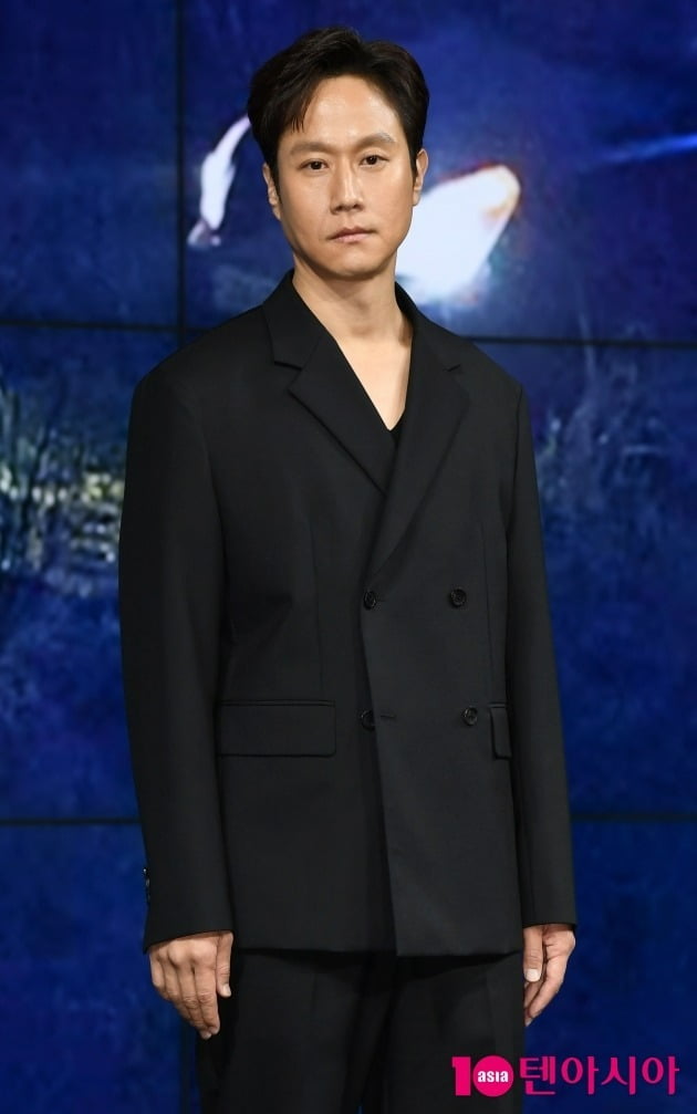 Actor Jung Woo reveals he lost 4kg of body fat for CharacterOn the 9th, the Netflix original model family production presentation was held at the Grand Ballroom of JW Marriott Hotel in Dongdaemun.The event was attended by Actor Jung Woo, Hee-soon Park, Yun Jin-seo, Bakjiyeon and Kim Jin-woo.Model family is a criminal Thriller that happens when the most ordinary Parkng H (Jung Woo) who is in danger of bankruptcy and divorce accidentally finds the money of the dead and is desperately intertwined with the criminal organization.Netflix series If You Like It Season 2 and Drama Good Doctor, Healer and Schutz directed by Kim Jin-woo.Park ng H, divided by Jung Woo, is an ordinary head who accidentally gets involved with drug gangs after falling into despair and losing his sons operating expenses.Jung Woo said, Ive never seen a script at the end of this crazy X shoot in this area. I tried to see only one, but I kept seeing it.The script was specific, so the scenes and stories were drawn well, and it was a character that I never tried.It was impressive that the ordinary person was getting into the extreme situation and becoming a monster more and more. Jung Woo lost 4kg for Character of a maroon buildI do not have a living, but I enjoyed my usual exercise for self-management, he said. I want ng Hs job is a university time lecturer, and I want the bishop to have no Feelings that seem to overpower students. I lost 4kg to 66kg.It was not easy to lose weight in a situation where there is not much body fat. Jung Woo had a physical decline due to weight loss, but he was able to endure the pain of burning, sprinting and digging the ground with his bare hands to the palm of his hand.It was the Feelings, the five-legged, burning because it was so hard, he said.Model family will be released on August 12th.