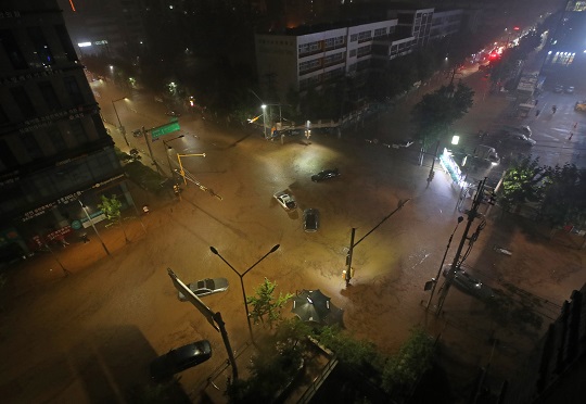 서울과 경기북부 등 수도권에 폭우가 내리면서 전날(8일) 서울 강남역 일대 도로가 침수돼 있다. 사진=뉴시스