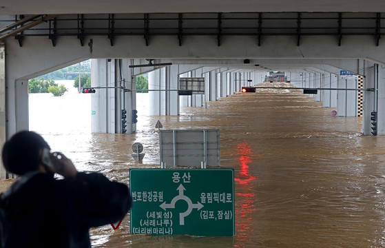 9일 오전 서울 잠수교가 밤 사이 내린 폭우로 물에 잠겨 있다. 〈사진-연합뉴스〉