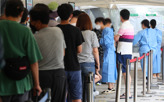 지난 8일 오전 서울 마포구보건소 선별진료소를 찾은 시민들이 검사를 기다리고 있다. 〈사진=연합뉴스〉
