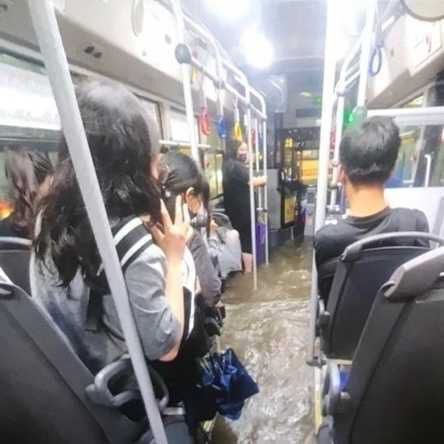 서울에 내린 기록적인 폭우로 승객이 타고 있는 버스에 물이 들어찼다. /독자 제공
