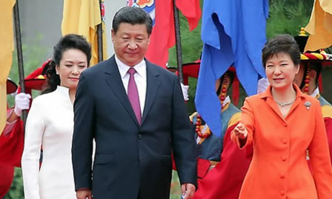 2014년 7월 3일 박근혜 전 대통령이 국빈 방한한 시진핑 중국 국가주석과 부인 펑리위안 여사를 청와대에서 열린 환영식 중 안내하고 있다. /연합