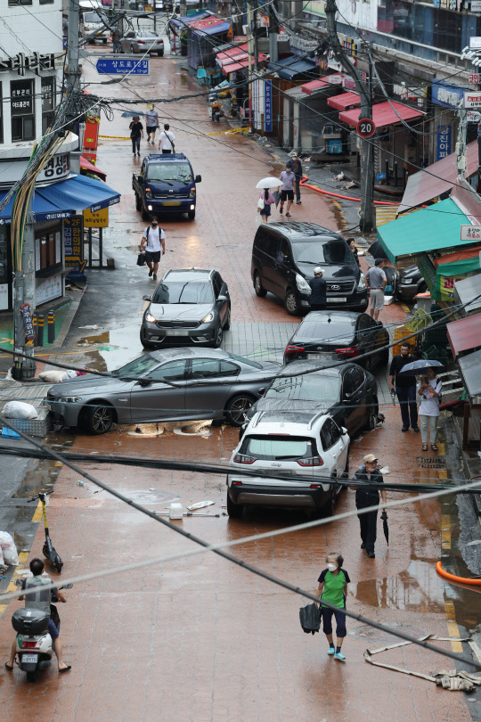 9일 오전 서울 동작구 신대방 삼거리 인근 도로에 간밤의 폭우에 침수된 차들이 뒤엉켜 멈춰 서 있다. 연합뉴스
