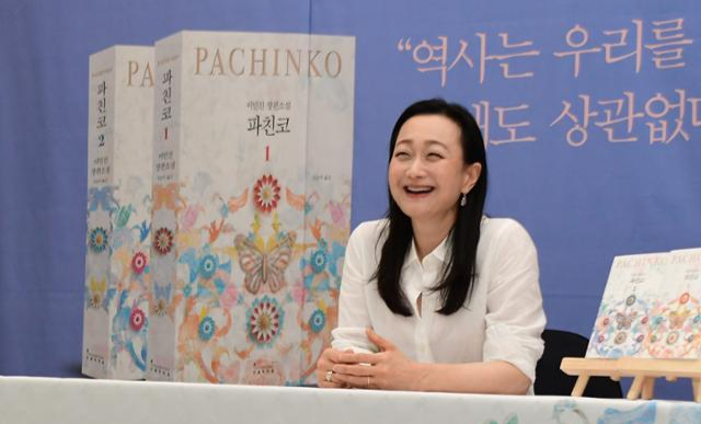 소설 '파친코'의 이민진 작가가 8일 서울 중구 프레스센터에서 한국어 개정판 출시를 기념해 열린 기자간담회에 참석했다. 인플루엔셜 제공