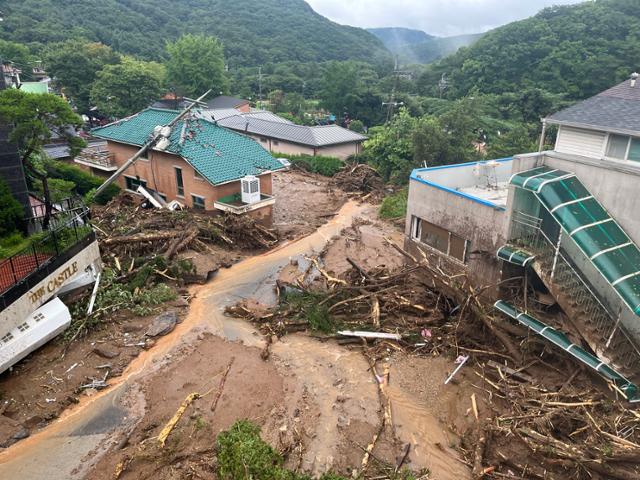 9일 오전 경기 광주시 남한산성면의 한 마을에 산사태가 발생해 토사가 도로를 뒤덮고 있다. 연합뉴스