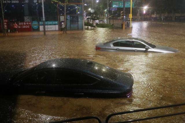 서울과 경기북부 등 수도권에 폭우가 내린 8일 오후 서울 강남역 일대 도로가 침수돼 있다. 뉴시스