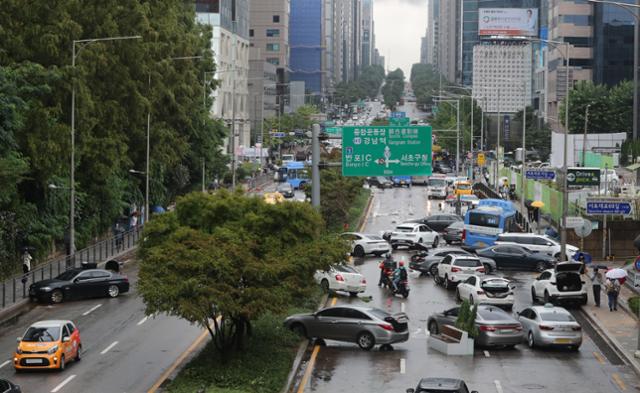 서울을 비롯한 중부지역에 기록적인 폭우가 내린 9일 오전 서울 서초구 서초동 진흥아파트 앞 서초대로에 전날 쏟아진 폭우에 침수, 고립된 차량들이 뒤엉켜 있다.뉴스1