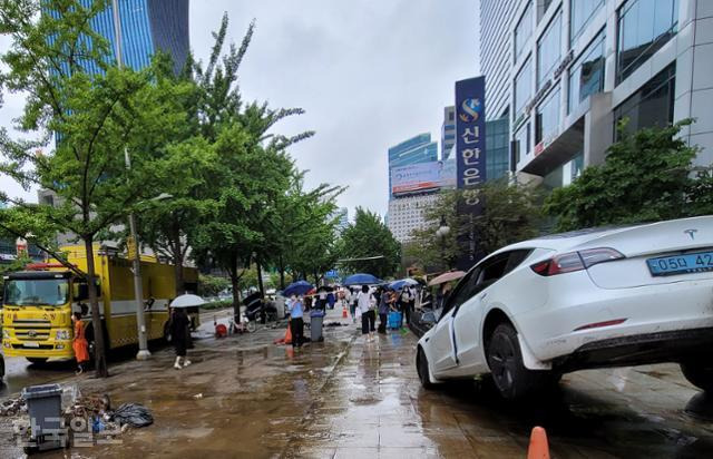 9일 오전 서울 강남역 진흥아파트 인근 건물에 전날 내린 폭우로 인해 주차된 차량이 건물 출입구를 막아선 채 방치돼 있다. 김재현 기자